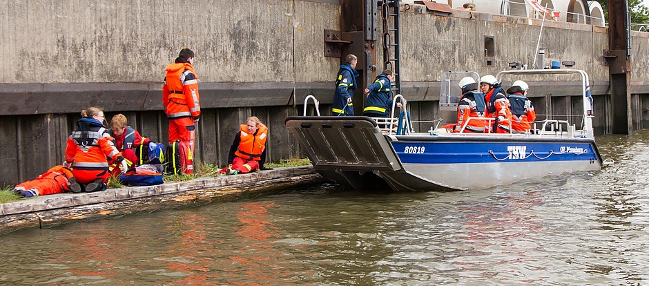 Mathematik der Rettung: 
RKiSH + THW + Mehrzweckarbeitsboot = RTW auf dem Wasser